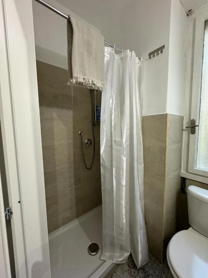 Il bagno privato della camera matrimoniale, con la doccia